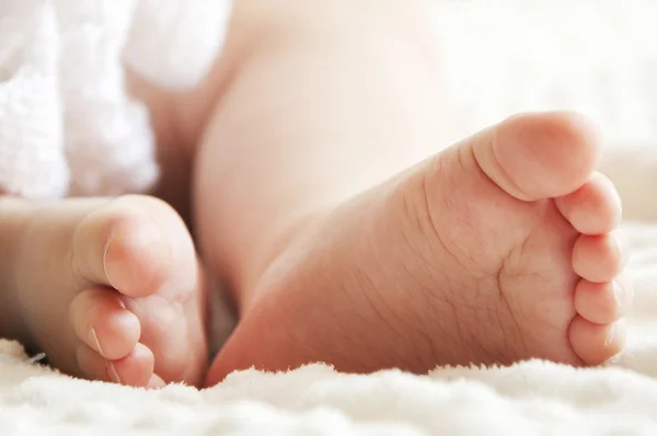 Ноги ребенка на кровати — стоковое фото
