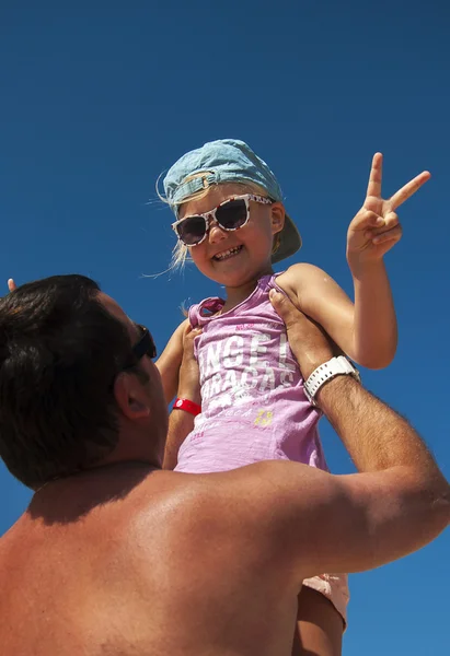 Papá crió a su hija en el cielo — Foto de Stock