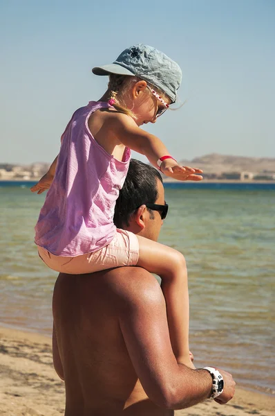 Chica sentada en los hombros de su padre y toma de la mano como el avión — Foto de Stock