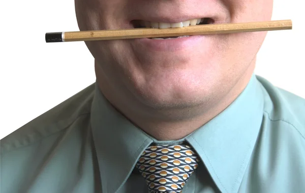 En mann med blyant i munnen. – stockfoto