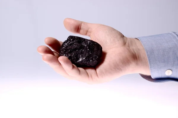 Pedaços de carvão na palma da mão / Carvão de exploração — Fotografia de Stock