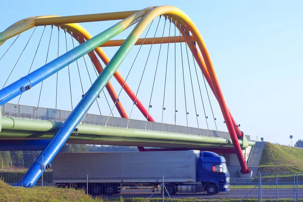 Unter der Brücke, mit querendem LKW — Stockfoto