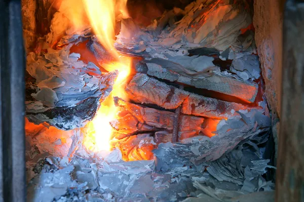 Vecchio camino, stufa, fuoco — Foto Stock