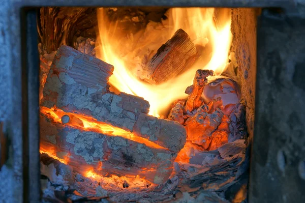 Starý krb, kamna, oheň — Stock fotografie