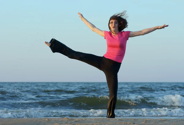 Szczęśliwa kobieta ćwiczenia na plaży, morze — Zdjęcie stockowe