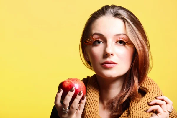 Herbst Frau roter Apfel frisches Mädchen Glamour Augen-Wimpern — Stockfoto