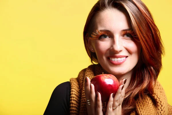 Podzimní žena červené jablko svěží dívka glamour-řasy — Stock fotografie