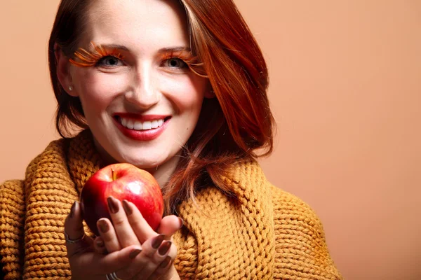 Jesień kobieta czerwony jabłko świeże girl glamour oko rzęsy — Zdjęcie stockowe