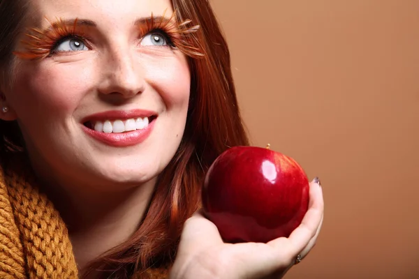 Herbst Frau roter Apfel frisches Mädchen Glamour Augen-Wimpern — Stockfoto