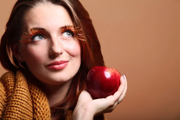 Sonbahar kadın Kırmızı elma taze kız glamour göz-kirpikleri — Stok fotoğraf