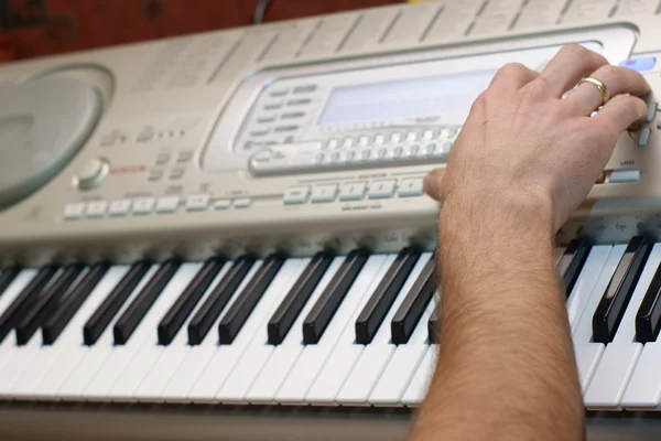 Händer pianist spelar musik på piano, händer och pianisten, tangentbord — Stockfoto