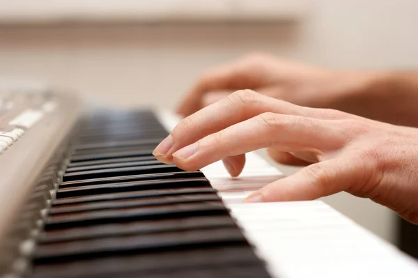 Ruce pianista hrající hudbu na klavír, ruce a hráč na klavír, keyboard — Stock fotografie