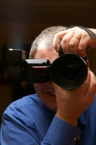 Een man met fotocamera — Stockfoto