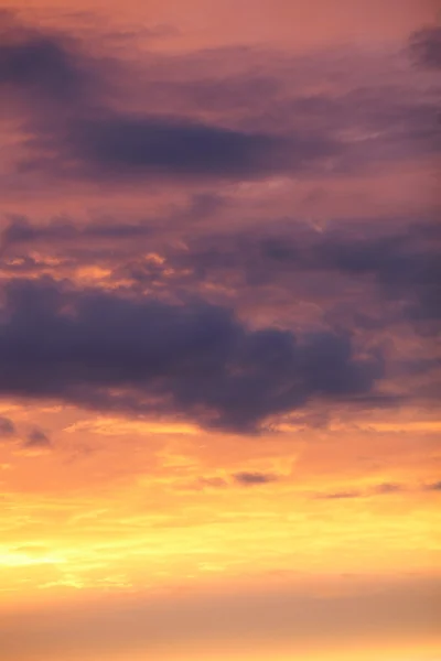 Dramatiska solnedgång soluppgång himlen med moln — Stockfoto