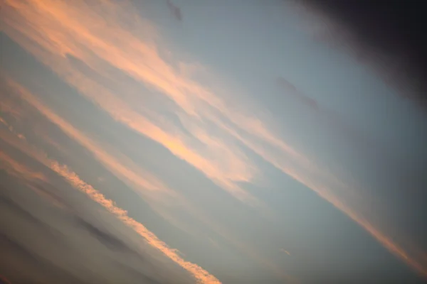 Atardecer dramático amanecer cielo con nubes — Foto de Stock