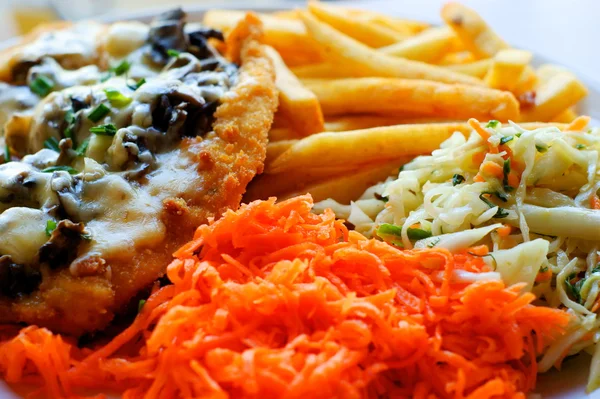 Filete de pollo con papas fritas y ensalada — Foto de Stock