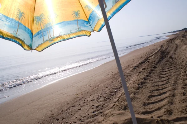 在有阳光的日子上海滩伞 — 图库照片