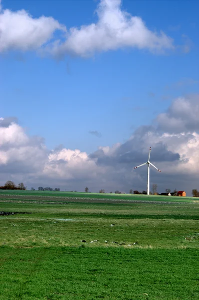 Rüzgar Türbini - ülke tarafında temiz enerji — Stok fotoğraf