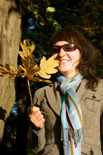 Grappig jonge meisje buitenshuis met blad — Stockfoto