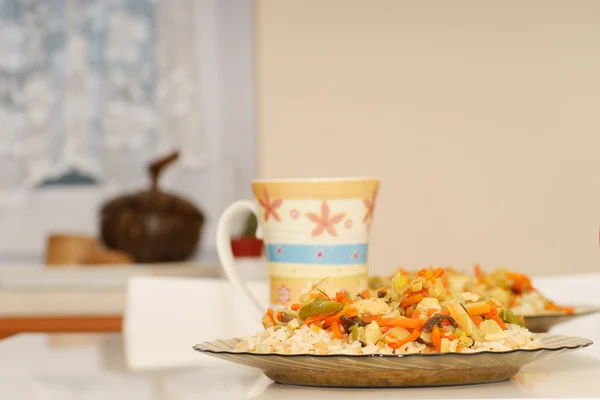 Arroz no prato, Comida chinesa, Legumes, mesa . — Fotografia de Stock