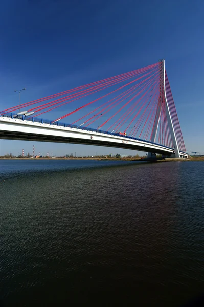 Pont suspendu au-dessus de la Martwa Wisla à Gdansk, Pologne avec camion et ciel bleu . — Photo