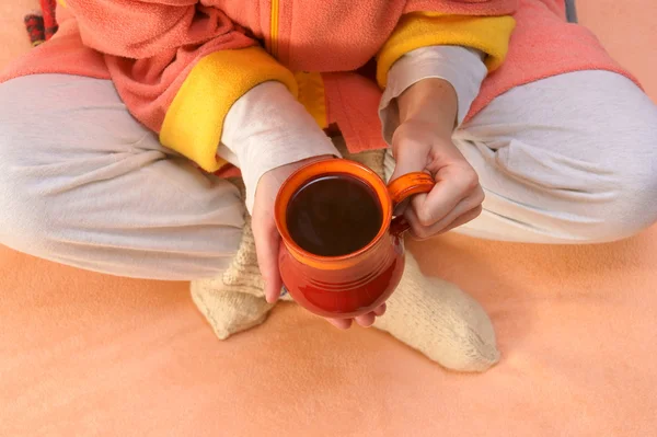 Manos con copa de invierno — Foto de Stock