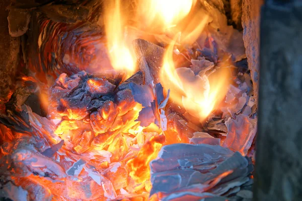 Vecchio camino, stufa, fuoco — Foto Stock