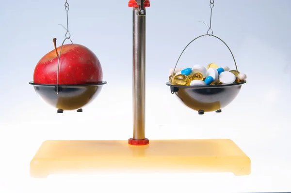 Красное яблоко пищевые добавки - баланс — стоковое фото