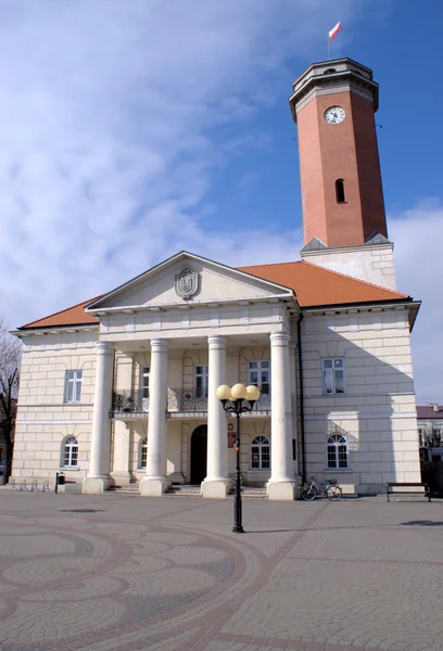 Historische middeleeuwse stadhuis klokkentoren uit Polen op blauwe hemel — Stockfoto