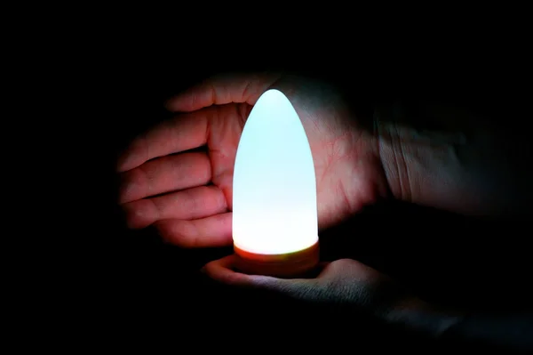 Лампочка в руке — стоковое фото