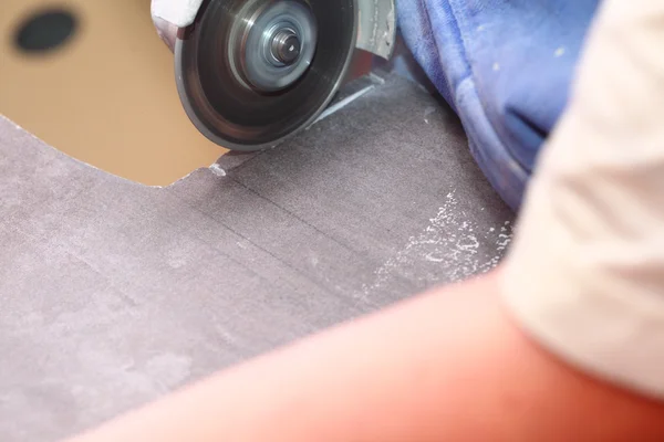 Grinder werknemer snijdt een steen het elektrisch gereedschap — Stockfoto