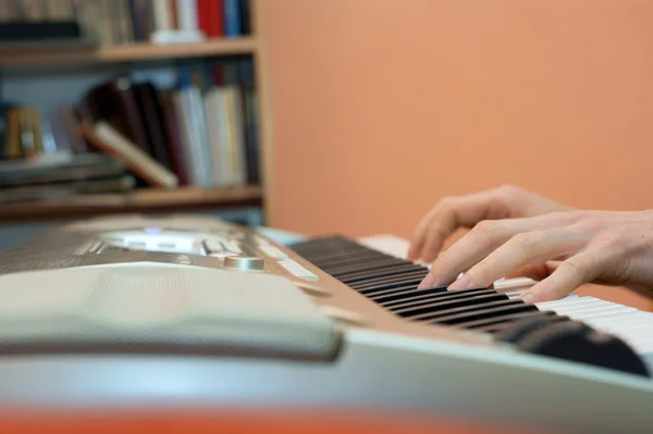 Kobiece dłonie grające na pianinie — Zdjęcie stockowe