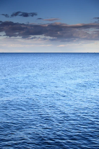 Wolkenverhangener blauer Himmel zum Horizont blaue Oberfläche Meer — Stockfoto