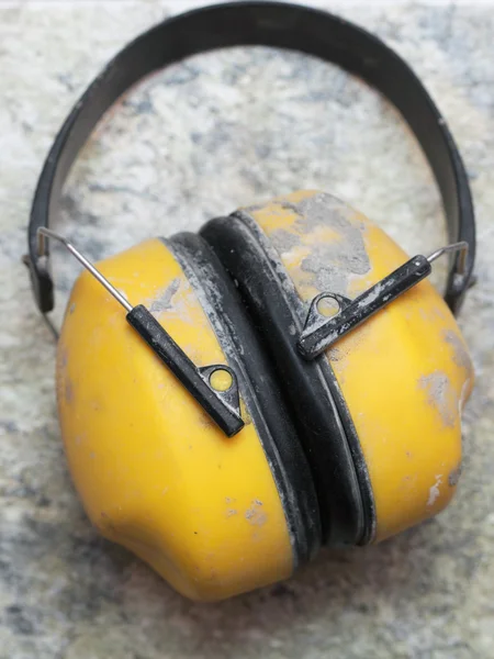厂隔音耳塞保护罩黄色 — 图库照片