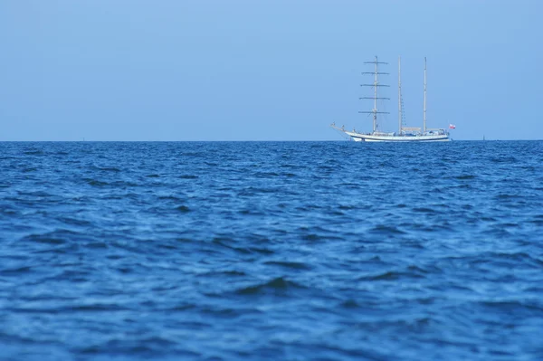 Morze, niebo i łodzi. niebieski obraz. — Zdjęcie stockowe