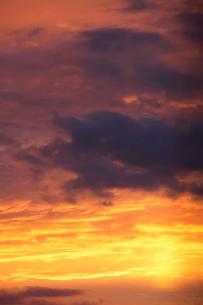 Драматичні захід Схід сонця небо з хмари — стокове фото