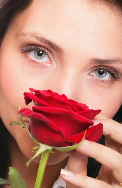 Retrato de cerca de una joven atractiva sosteniendo una rosa roja — Foto de Stock