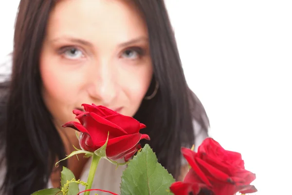 Крупним планом портрет привабливої молодої жінки, що тримає червону троянду — стокове фото