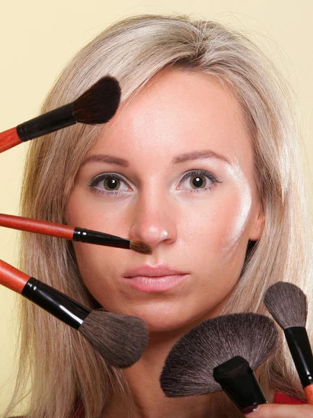 Mooie jonge vrouw make-up borstel geel — Stockfoto