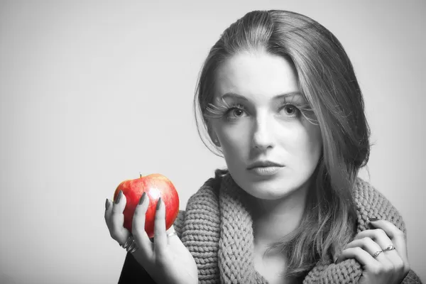 Herbst Frau roter Apfel frisches Mädchen Glamour Augen-Wimpern schwarz weiß — Stockfoto