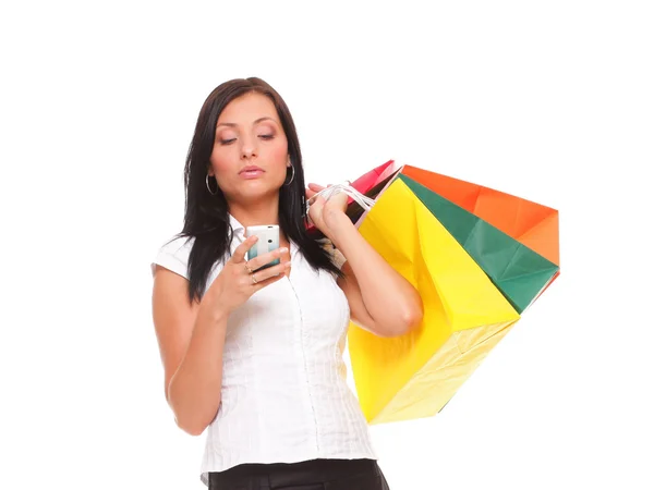 Retrato bonito jovem mulher celular enquanto segurando compras ba — Fotografia de Stock