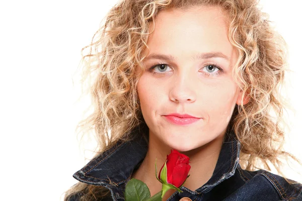 Linda jovem loira no retrato romântico vermelho rosa isola — Fotografia de Stock