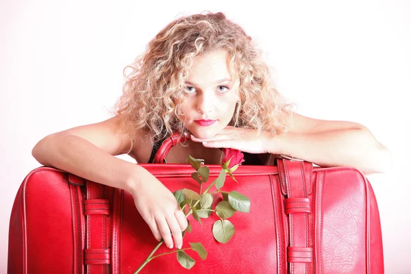 Vacker ung kvinna blond romantiska röd ros — Stockfoto