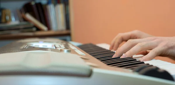 Hands playing music on the piano, hands and piano player, keyboard — Stock Photo, Image