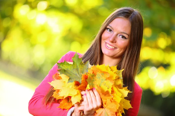 Podzimní žena na leafs pozadí — Stock fotografie