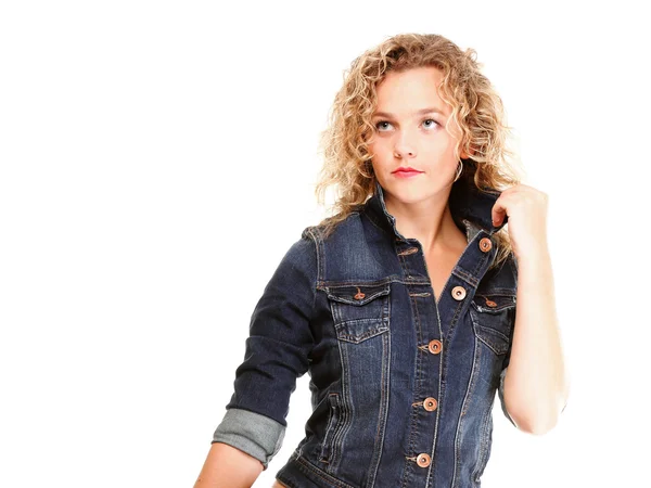 Vacker ung kvinna blondin i jeans isolerade — Stockfoto