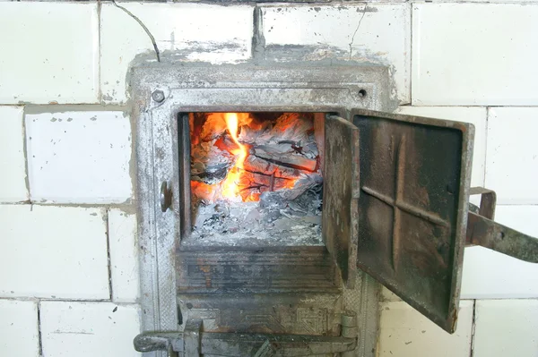 Старый камин и дверь, плита, огонь — стоковое фото