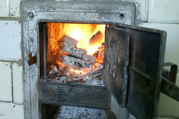 Stary kominek i drzwi, piec, ogień — Zdjęcie stockowe