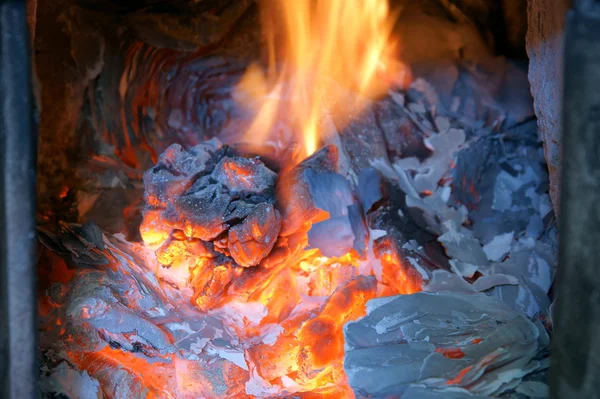 Vecchio camino, stufa, fuoco — Foto Stock