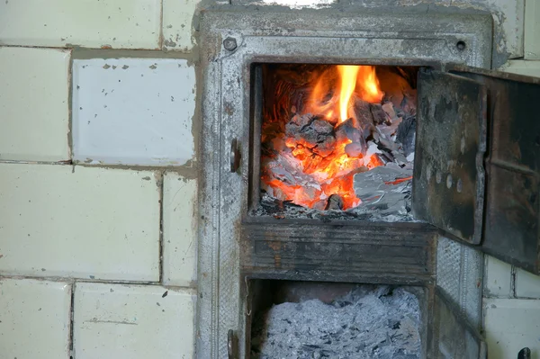 Stary kominek i drzwi, piec, ogień — Zdjęcie stockowe